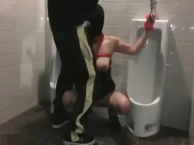 In Netzstrümpfen gekleidet wird Elena Koshka in deutsche reife votzen der Toilette gefickt