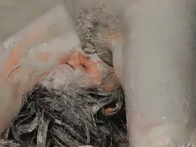 Angelica reife deutsche frauen kostenlos wird beim Masturbieren erwischt und im Badezimmer gefickt