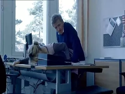 Edel MILF Nora deutsche pornos reife frauen Noir Strip und wird gebohrt